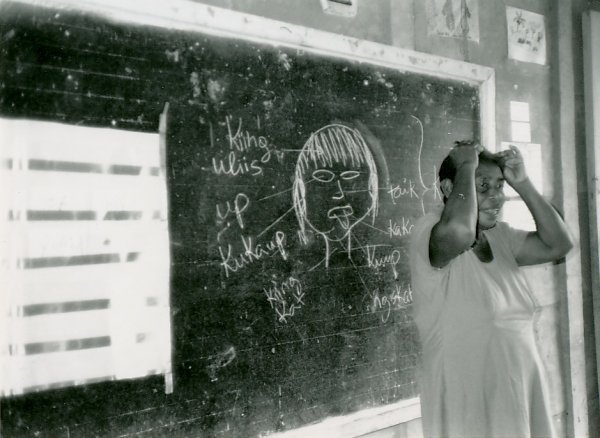 Miss Nora enseñando Rama en escuela de Rama Cay