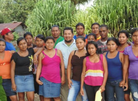 Foto de los estudiantes del técnico básico en adaptación al Cambio climático recibiendo clases en la comunidad kreol de Gray town