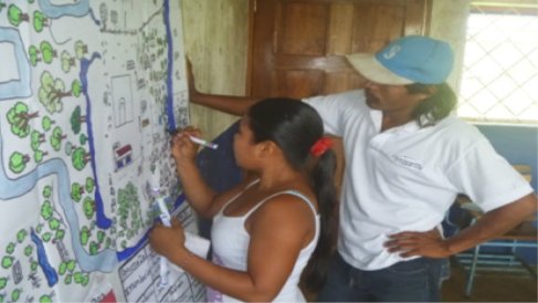 Foto de Joven Wendy Blayath, estudiante del tecnico basico haciendo disgnostico de vulnerbilidad ente el Cambio climatico en comunidad de  tiktik kaanu