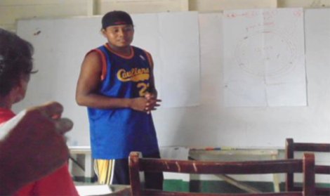 Foto del estudiante Delvin Alvarez en su trabajo comunitario de promotoria en temas de cambio climático