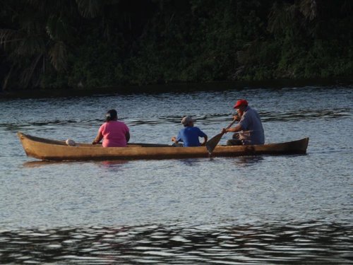 Foto de familia rama en su Duory en el rio Kukra River