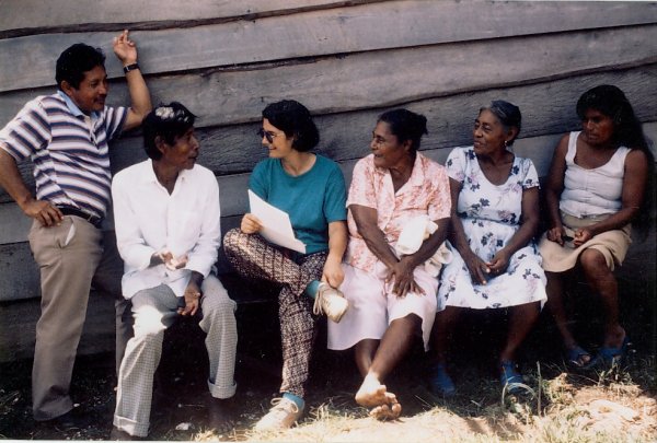 Colette revisando vocabulario Rama con hablantes en Rama Cay, 1987. (Walter, Ambrush, Margarita, Miss Nora, y sobrina de Miss Nora).