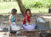 Foto de niñas rayando coco, para hacer aceite en la comunidad de Corn river